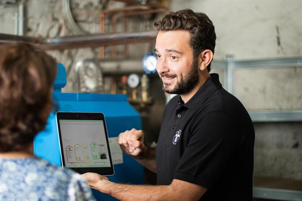 Schornsteinfeger bei der Heizungsoptimierung